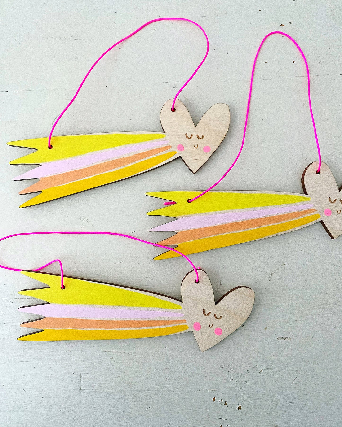 Heart hand-painted wooden comet decoration